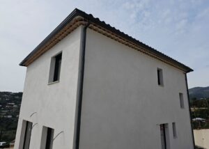 Couvreur Sainte-Maxime - Pose d'une gouttière - Maison Neuve